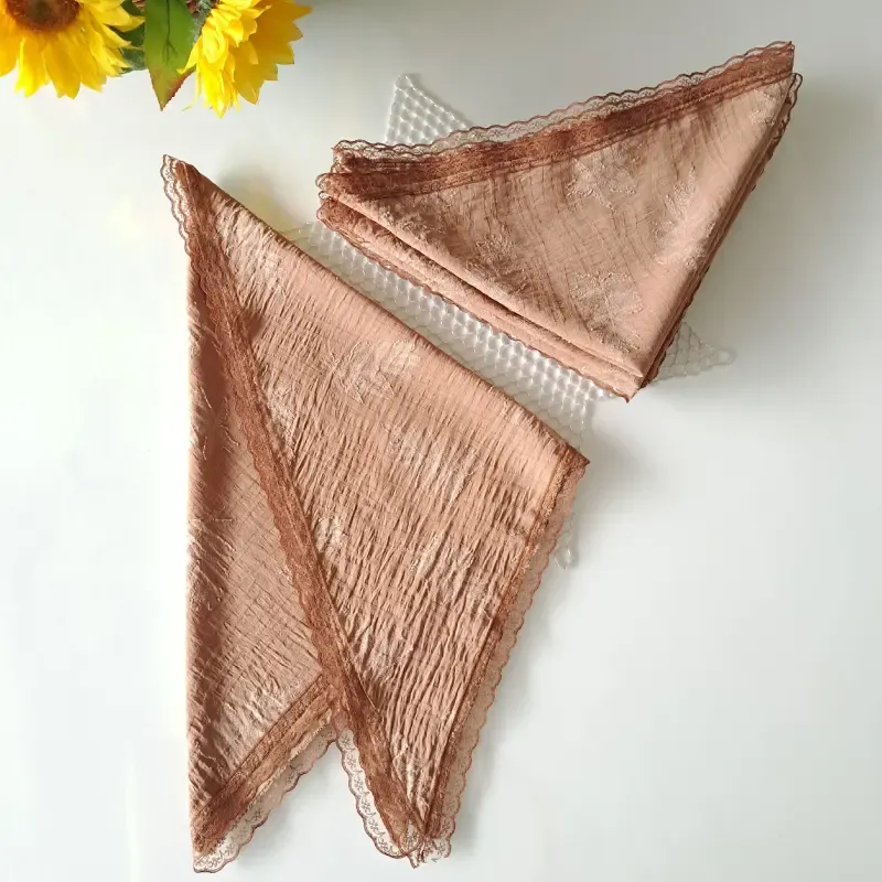 مینی اسکارف سه گوش نخی طرح کاج ابعاد 120 در 80 رنگ نسکافه ای مشکی طوسی سفید