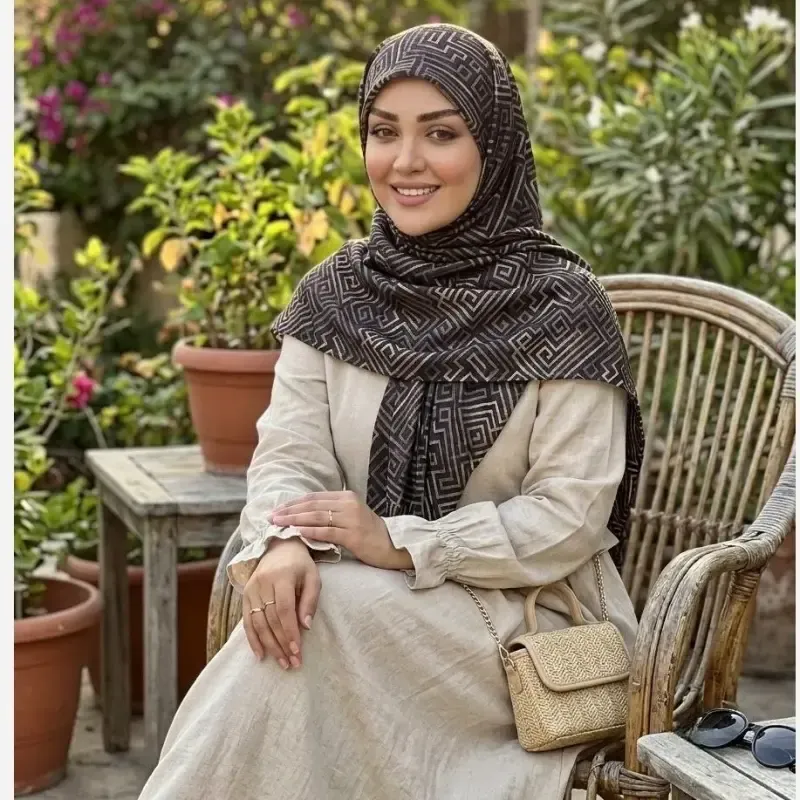 روسری طرح سیمین نخ بامبو قواره بزرگ 140x140 زنانه مشکی ریز نقش اسپرته