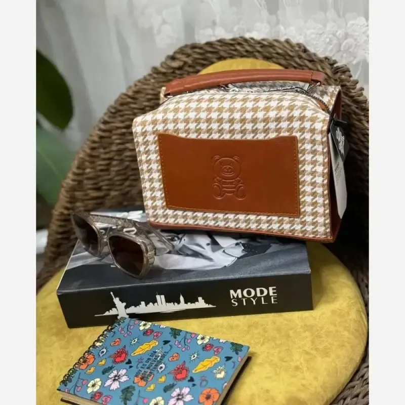 کیف زنانه Moschino جنس فوتر ابعاد 15 در 21 سانتیمتر