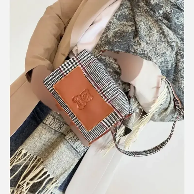 کیف زنانه Moschino جنس فوتر ابعاد 15 در 21 سانتیمتر